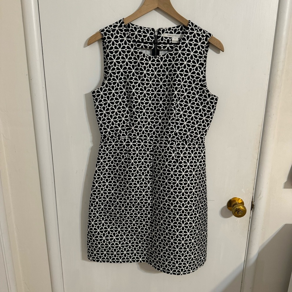 DVF Diane Von Furstenberg Capreena Black White
Floral Dress Size 6